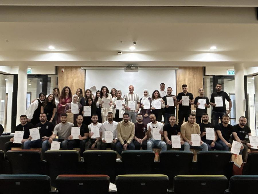 بنك هبوعليم يقوم بتوزيع المنح الدراسية على طلاب اكاديميين 